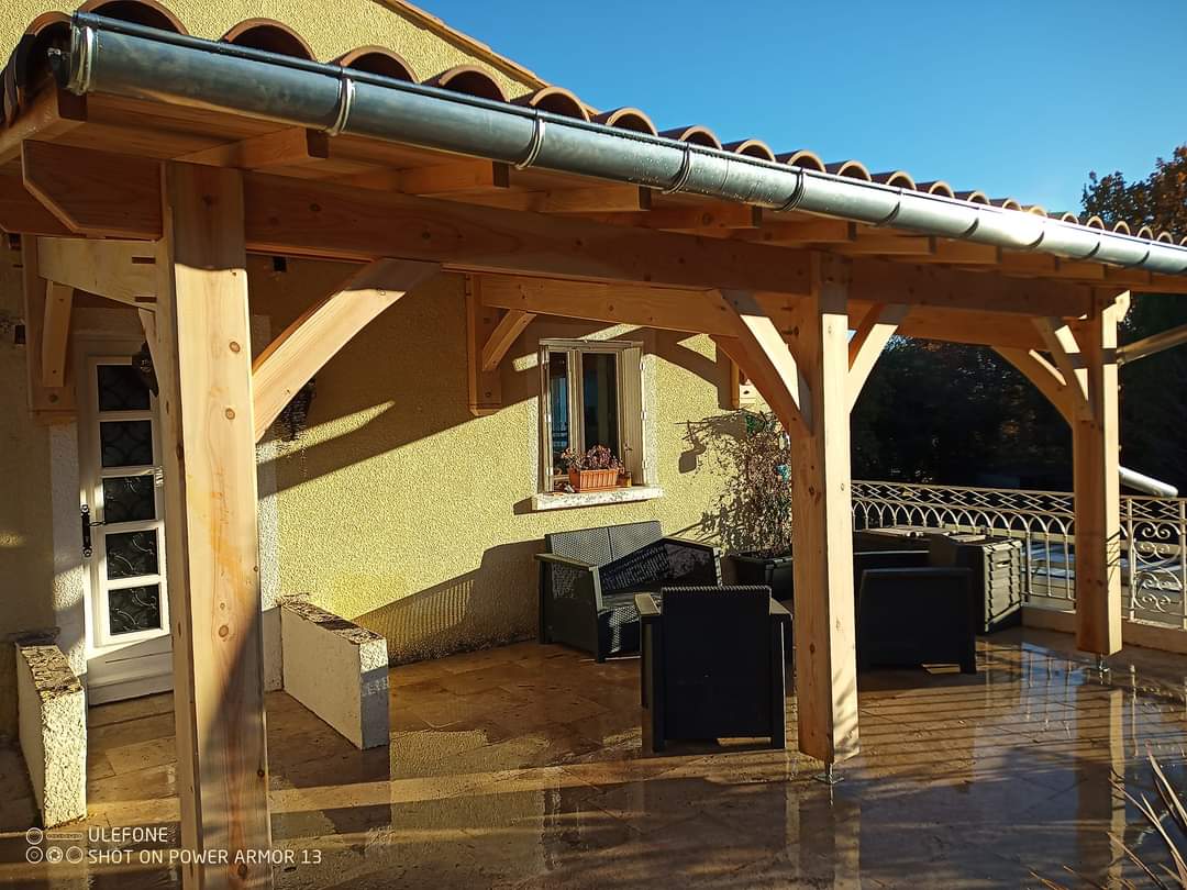 Charpente (pin Douglas) et couverture d’une terrasse à Aubussargues